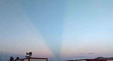 Gökyüzünde ortaya çıkan ışık huzmesi merak uyandırdı