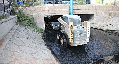 Gölbaşı'nın su kanallarında temizlik çalışması