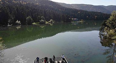 Gölcük Tabiat Parkı güneşli günde doldu taştı