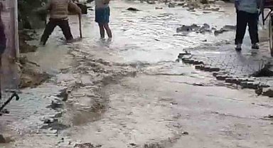 Göle dönen sokaklar vatandaşlara zor anlar yaşattı