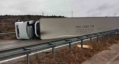 Gönen'de tır devrildi