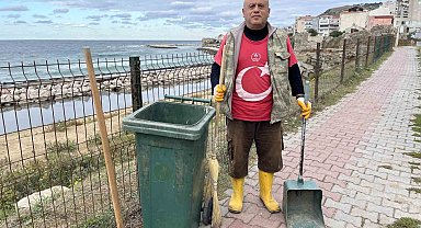 Gönüllü olarak mahalleyi temizliyor: "Sevabına yapıyorum"