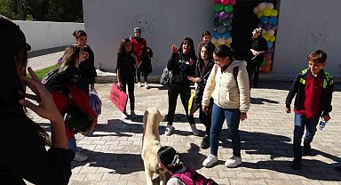 Gönüllü veterinerler, öğrencilere hayvan sevgisini aşıladılar
