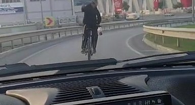 Görenler cep telefonlarına sarıldı... Bisikletini tersten sürdü