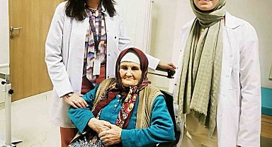 Göreve başlar başlamak ilk baktığı hasta 107 yaşındaki yaşlı kadın oldu