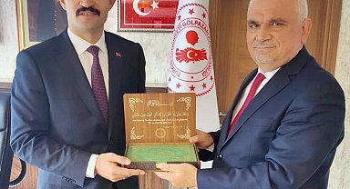 Göreve yeni başlayan kaymakama Kur'an-ı Kerim hediye etti