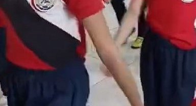 Gösteri gurubundan öğretmeni tarafından çıkarılan çocuğun provalarda da dışlandığı görüntüler yine yürekleri sızlattı