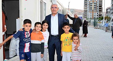 Güder, depremzede çocukları yalnız bırakmıyor