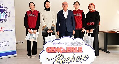 Güder, gençlerin yanında olmaya devam ediyor