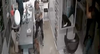 Güzellik salonuna gelen bir şahıs elinde sopayla işyerindeki eşyalara vurarak dağıttı