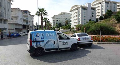 Hafif ticari araç ile otomobil çarpıştı: 1 yaralı