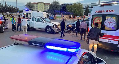 Hafif ticari araç ile otomobil çarpıştı: 1'i çocuk 5 yaralı