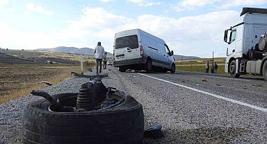 Hafif ticari araç ile tır kafa kafaya çarpıştı: 1'i ağır 2 yaralı