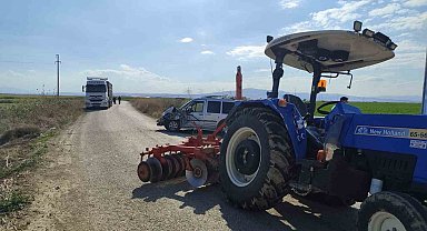 Hafif ticari araçla traktörün çarpıştığı kazada 3 kişi yaralandı