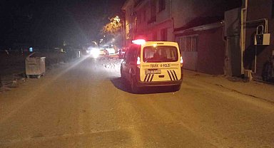 Hafriyat kamyonunun kasasının açık kapağından yola toprak döküldü