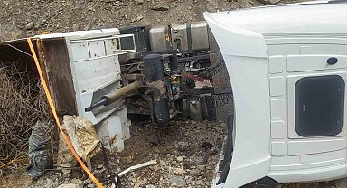 Hakkari'de hurda yüklü tır devrildi: 1 yaralı
