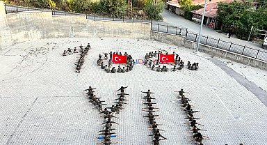 Hakkari'de "100. Yıl" ve "ay yıldız" koreografisi oluşturuldu
