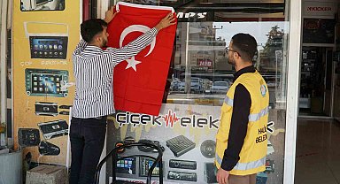 Haliliye Belediyesi bayrak dağıttı