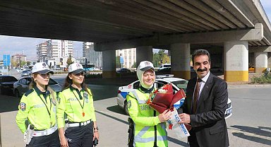 Halk otobüsü şoförlerinden kadın polislere sürpriz