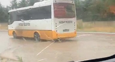 Halk otobüsü yağmur suyunda mahsur kaldı