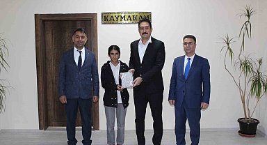 Hamur'da bursluluk sınavında başarı gösteren öğrenciler Kaymakam Yıldırım'ı ziyaret etti