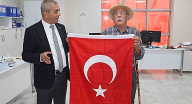 Hasan dede "Bayrak" Şiiri ile Başkan Kaplan'ı duygulandırdı