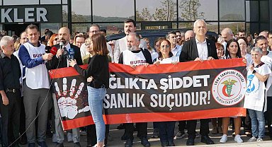 Hasta yakını tarafından darp edilen doktor için onlarca sağlık çalışanı bir araya geldi