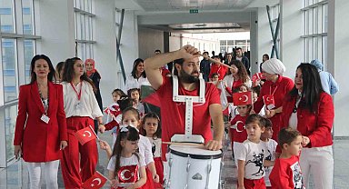 Hastanede Cumhuriyet'i kutlayan minikler hastalara moral oldu