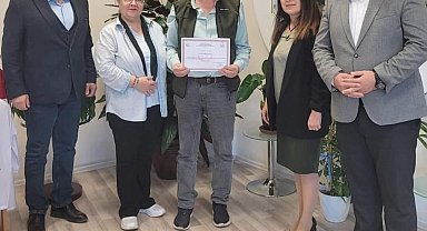 Hastanedeki tedavisinden sonra tekerlekli sandalye bağışında bulundu