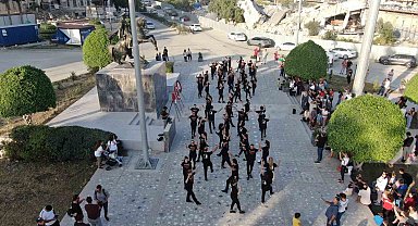 Hatay'da '100 beden tek ruh' sloganıyla zeybek gösterisi