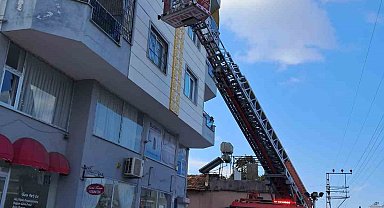 Hatay'da evde mahsur kalan çocuk kurtarıldı