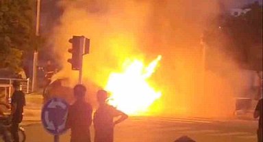 Hatay'da seyir halindeki araç alev alev yandı