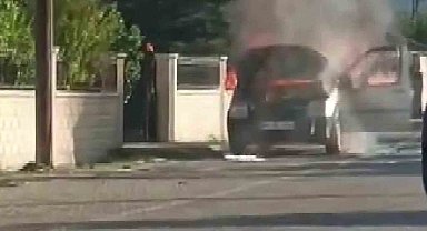 Hatay'da seyir halindeki otomobil alev alev yandı