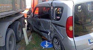 Hatay'da trafik levhasına çarpan sürücü yaralandı