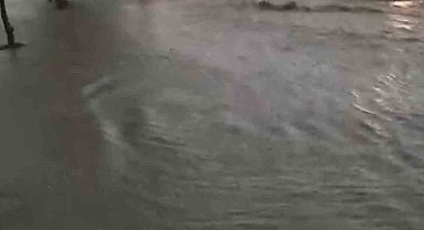 Hatay'ın kuzeyinde yağışlı hava etkisini hissettiriyor, caddeler göle döndü