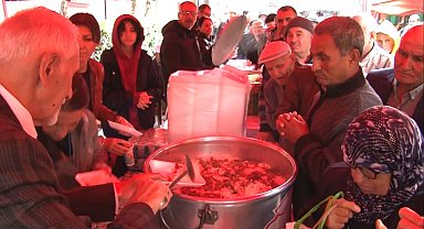 Hazret-i Mevlana'nın doğumunun 816. yıl dönümü sebebiyle halka pilav ve ayran ikramı