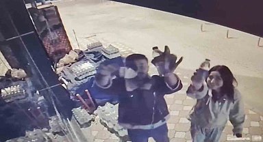 Helal olsun dedirten görüntü: Büfeden aldıkları iki şişe suyun parasını kameraya gösterip bıraktılar