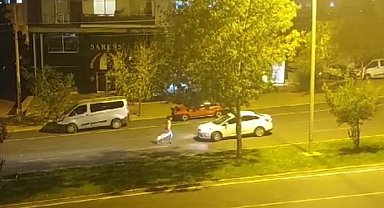 Hem arabalara saldırdı hem de trafiği tehlikeye soktu