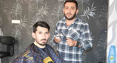 Hem tıraş ediyor, hem de türküleriyle gönüller dokunuyor