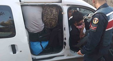 Hepsi bir otomobilden çıktı...16 kaçak göçmen jandarmayı bile şaşırttı
