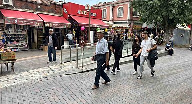 Her gün 15 kilometre yürüyen adam gençlere taş çıkartıyor