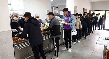 Her gün 800 kişiye sıcak yemek ikram ediliyor