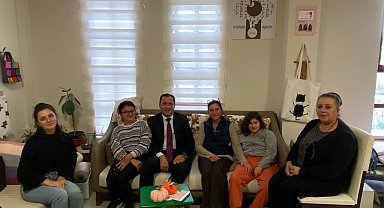 Her özel bireye destek olmaya devam ediyor