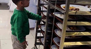 Her tabaktan yemek alan çocuğun görüntüleri güldürdü