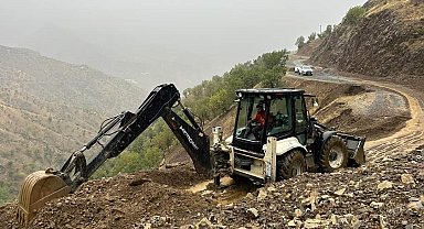 Heyelan nedeniyle kapanan yollarda çalışmalar sürüyor