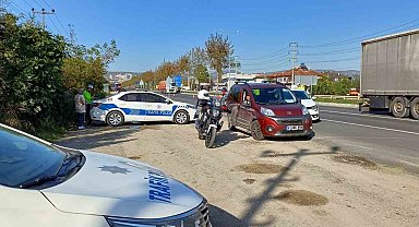 Hız limitlerini aşınca polise takıldılar
