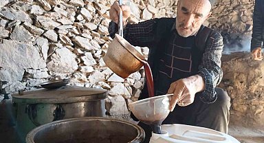 Hizan'da üzüm pekmezinin üretimi devam ediyor