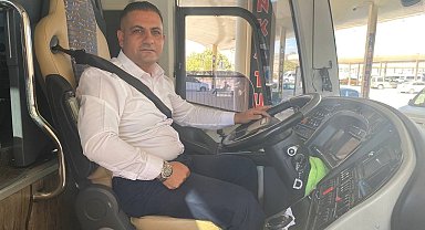 Hızla ilerleyen yolcu otobüsünün direksiyonuna saldırdı