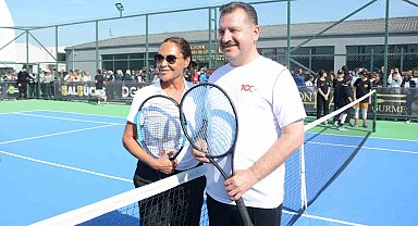 Hülya Avşar, Yücel Yılmaz'a karşı