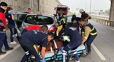 Hurdaya dönen otomobilde sıkışanların imdadına itfaiye yetişti